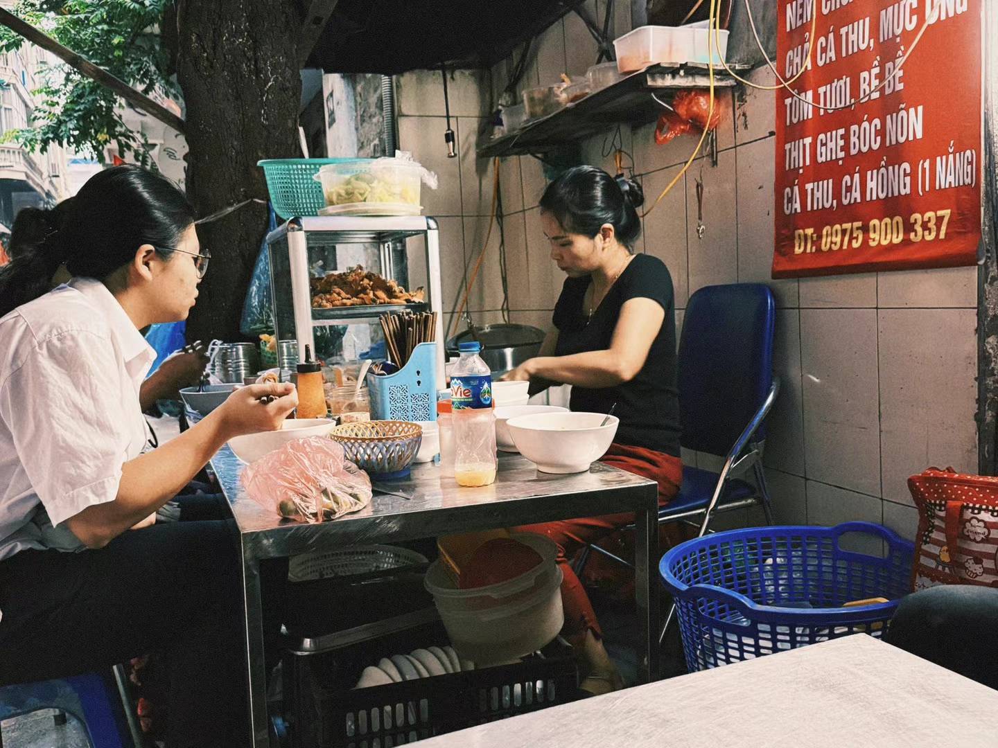 我们在这里吃的早餐，路边摊