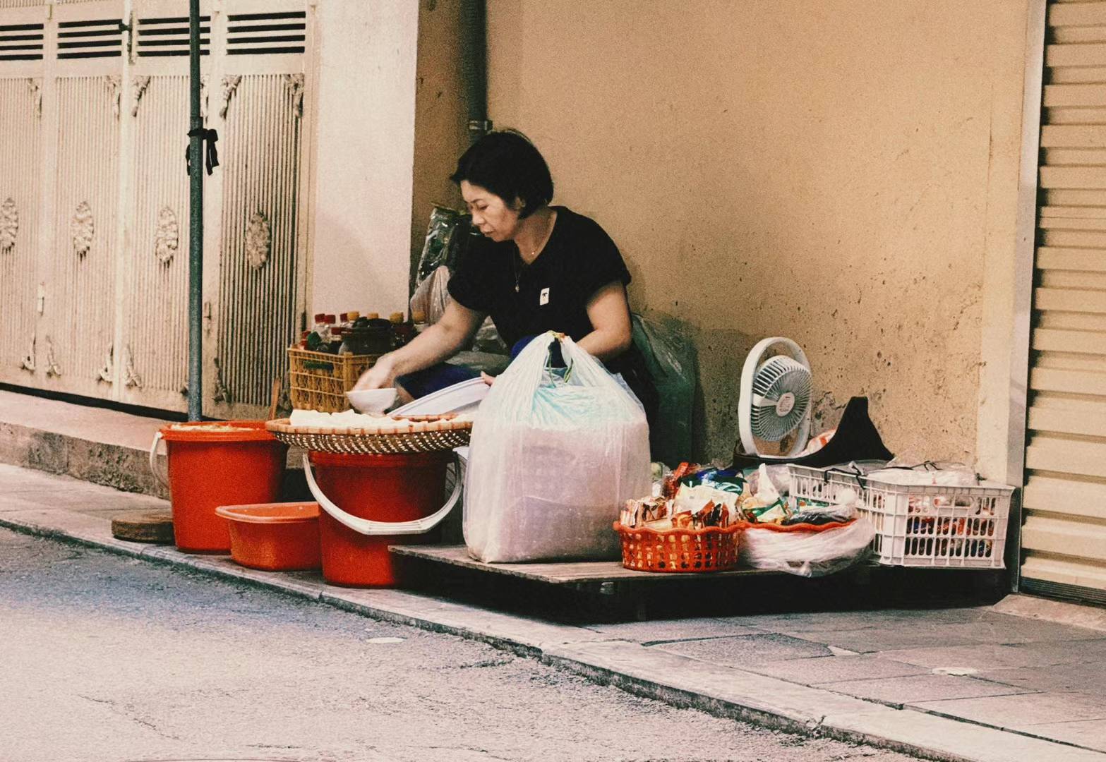 早餐摊对面